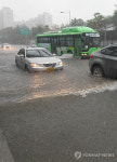 폭우에 잠긴 한남대교 남단 고가차도