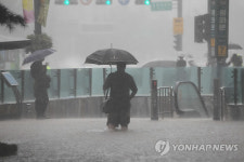 물에 잠긴 광화문역 근처 인도