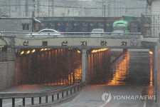 물에 잠긴 신용산 지하차도