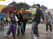 대전 엑스포공원서 제기 차는 시민