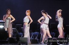 축하공연하는 시크릿