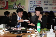 건배하는 여야 대변인