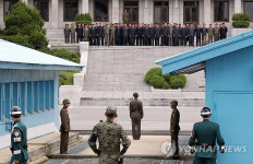 판문점 견학하는 북한 주민들