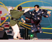 택견시범 보이는 충주시장