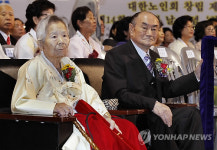 장수지팡이 받은 100세 건강  어르신들
