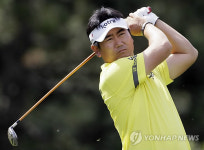 <야구소식> 프로 골퍼 양용은, 준PO 3차전 시구