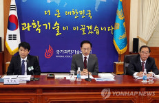 이 대통령 과학기술위원회 회의 주재