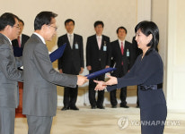 위촉장 받는 양윤선 메디포스트 대표