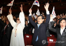 만세삼창하는 김황식 총리