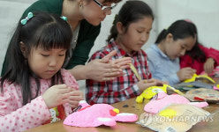 소리축제서 가면만들기 체험하는 어린이들