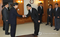 직원과의 인사하는 김황식 총리