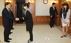 직원과의 인사하는 김황식 총리