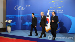 이 대통령, 한-EU FTA서명식 등 참석