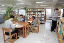 사내도서관에서 독서에 여념없는 현대重 직원들