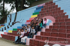 원주 관설초 `꿈의 계단 벽화 눈길