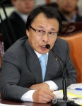 <2010 국감> 자료 요구하는 윤 영 의원