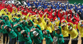 체조로 몸 푸는 어르신들