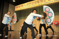 생활 체조로 건강 지키는 어르신들