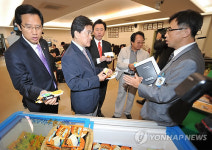  감귤아이스크림 맛보는 의원들