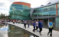 한방생명과학관 둘러보는 관람객들