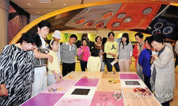 한방생명과학관 둘러보는 관람객들