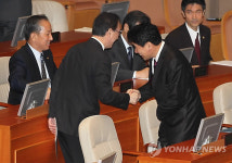 인사나누는 장관들