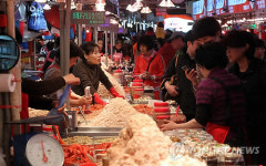 김장철 앞두고 소래포구 젓갈시장 북적
