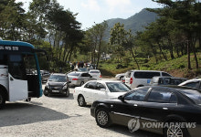 괴산 산막이옛길 진입로 협소.주차난