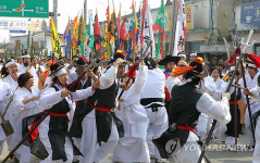 관군에 학대받는 농민 재현