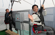 경기-강원지사 `짚와이어로 남이섬 갑니다