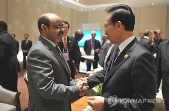 <G20>李대통령,에티오피아 총리와 악수
