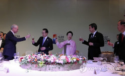 <G20> 만찬에서 건배하는 이 대통령