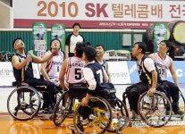 휠체어로 장애의 벽을 뛰어 넘는 농구 축제 한마당