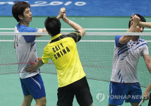 <아시안게임 >접전끝에 단체 복식 승리
