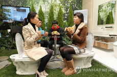 숲으로 꾸며진 욕실에서 휴식을