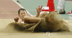 <아시안게임> 멀리뛰기 착지하는  정순옥