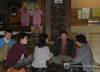 찜질방으로 휴식 취하는 연평 주민들