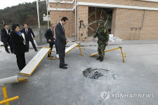 군 막사에 떨어진 포탄