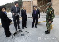 군 막사에 떨어진 포탄