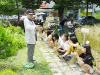 학교농장서 농사체험하는 학생들