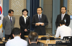 李대통령, 김태영 국방장관 사의수용(3보)