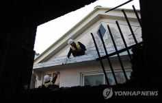 한전떡방아간 | 전기 차단하는 한전 직원들