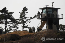 해안경계하는 해병대원들