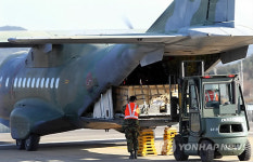 물자 싣는 CN-235 수송기