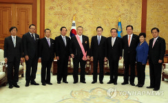 이 대통령 모리 전 한.일 의원연맹회장에 서훈