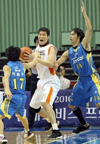 서장훈 어디로 패스할까