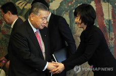 인사하는 모리 전 日 총리와 조윤선 의원