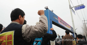 GM대우공장 정문에서 비정규직조합원 고공시위