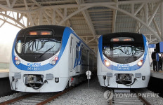 북한강변 백양리역 도착한 경춘선 전철