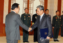 李대통령, 김관진 국방장관 임명